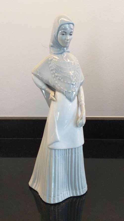 Beautiful Vintage, Porcelanas Miqual Requena `VEILED YOUNG WOMAN` figurine