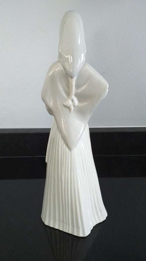 Beautiful Vintage, Porcelanas Miqual Requena `VEILED YOUNG WOMAN` figurine