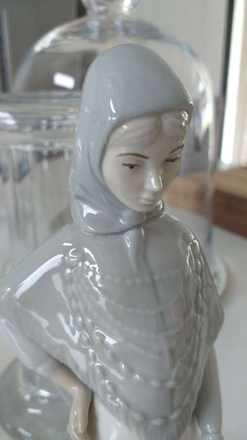 Beautiful Vintage, Porcelanas Miqual Requena `VEILED YOUNG WOMAN` figurine