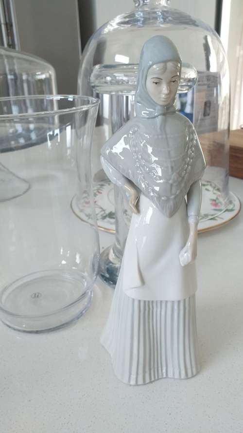Beautiful Vintage, Porcelanas Miqual Requena `VEILED YOUNG WOMAN` figurine