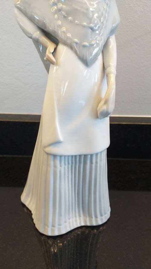 Beautiful Vintage, Porcelanas Miqual Requena `VEILED YOUNG WOMAN` figurine