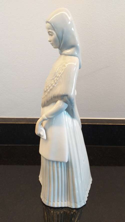 Beautiful Vintage, Porcelanas Miqual Requena `VEILED YOUNG WOMAN` figurine