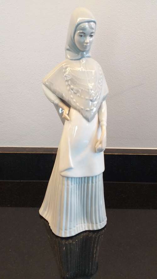 Beautiful Vintage, Porcelanas Miqual Requena `VEILED YOUNG WOMAN` figurine