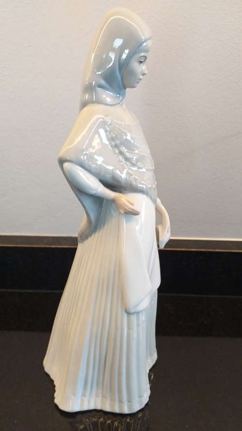 Beautiful Vintage, Porcelanas Miqual Requena `VEILED YOUNG WOMAN` figurine