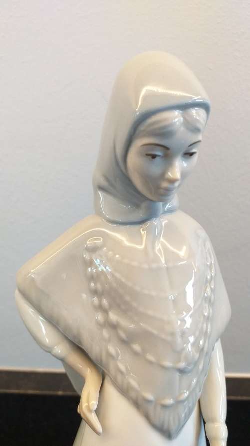 Beautiful Vintage, Porcelanas Miqual Requena `VEILED YOUNG WOMAN` figurine