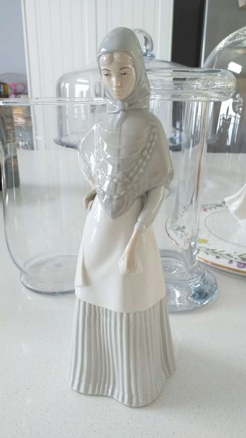 Beautiful Vintage, Porcelanas Miqual Requena `VEILED YOUNG WOMAN` figurine