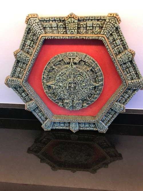 RARE FIND!!!!VINTAGE OCTAGON MEXICAN MALACHITE RESIN WALL PLAQUE AZTEC CALENDAR CIRCA 1960s-1970s