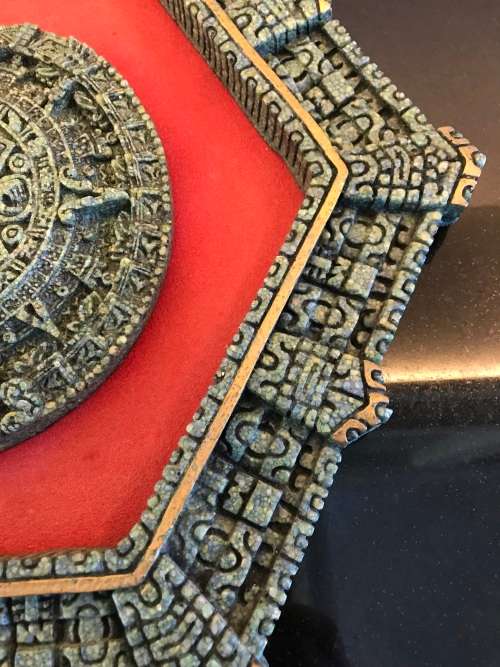 RARE FIND!!!!VINTAGE OCTAGON MEXICAN MALACHITE RESIN WALL PLAQUE AZTEC CALENDAR CIRCA 1960s-1970s