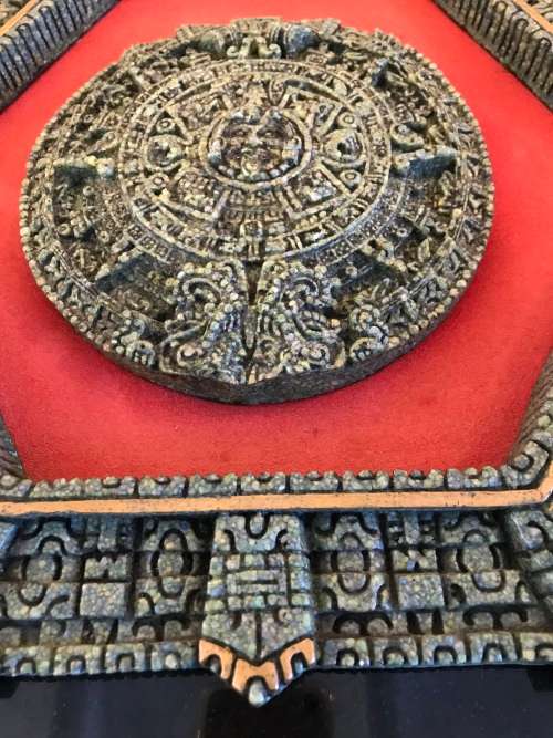 RARE FIND!!!!VINTAGE OCTAGON MEXICAN MALACHITE RESIN WALL PLAQUE AZTEC CALENDAR CIRCA 1960s-1970s