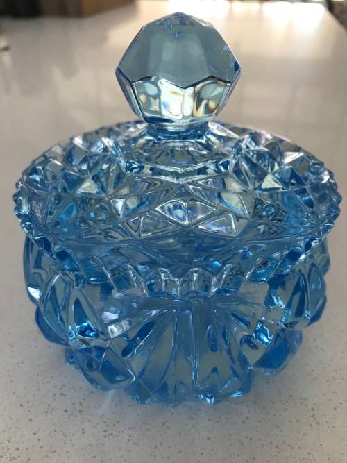 VINTAGE BLUE CRYSTAL GLASS DAIMOND CUT SAWTOOTH CANDY DISH.