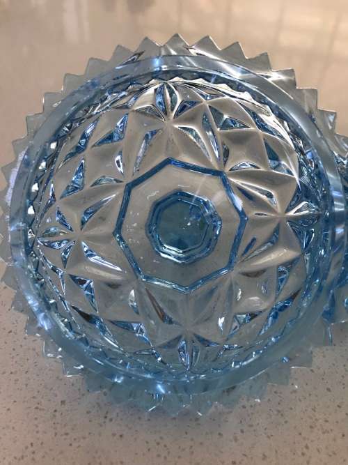 VINTAGE BLUE CRYSTAL GLASS DAIMOND CUT SAWTOOTH CANDY DISH.
