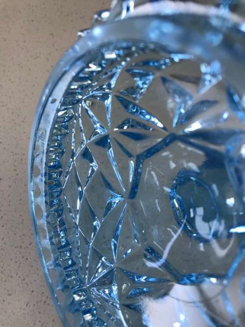 VINTAGE BLUE CRYSTAL GLASS DAIMOND CUT SAWTOOTH CANDY DISH.