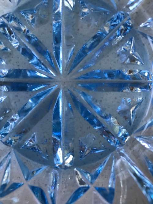 VINTAGE BLUE CRYSTAL GLASS DAIMOND CUT SAWTOOTH CANDY DISH.