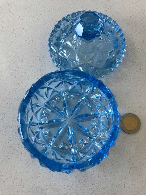 VINTAGE BLUE CRYSTAL GLASS DAIMOND CUT SAWTOOTH CANDY DISH.