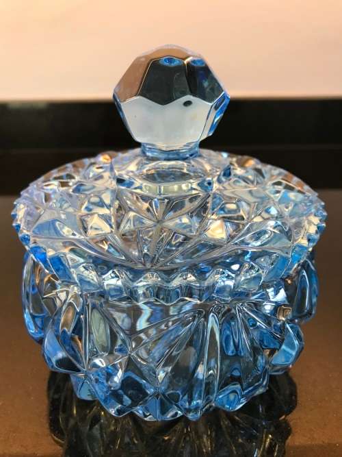 VINTAGE BLUE CRYSTAL GLASS DAIMOND CUT SAWTOOTH CANDY DISH.