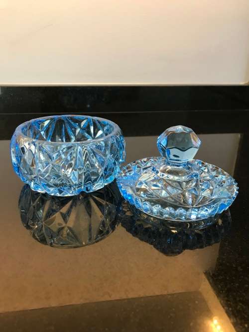 VINTAGE BLUE CRYSTAL GLASS DAIMOND CUT SAWTOOTH CANDY DISH.