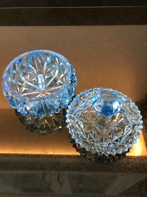 VINTAGE BLUE CRYSTAL GLASS DAIMOND CUT SAWTOOTH CANDY DISH.