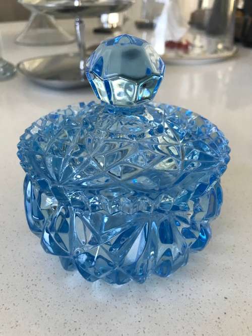 VINTAGE BLUE CRYSTAL GLASS DAIMOND CUT SAWTOOTH CANDY DISH.