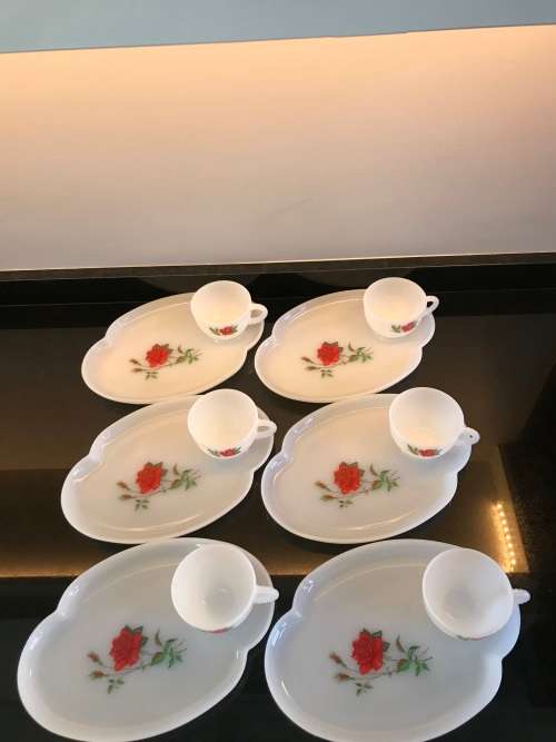 `VINTAGE` FIRE KING ANCHOR GLASS MILK GLASS SNACK TRAYS AND CUPS 12 PIECES, 1950`s RED FLOWER DESIGN