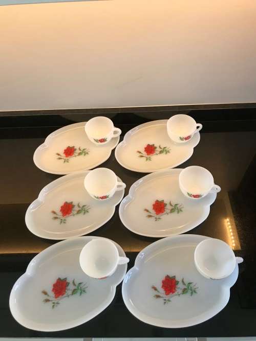 `VINTAGE` FIRE KING ANCHOR GLASS MILK GLASS SNACK TRAYS AND CUPS 12 PIECES, 1950`s RED FLOWER DESIGN