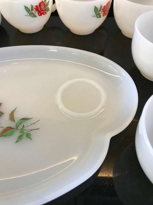 `VINTAGE` FIRE KING ANCHOR GLASS MILK GLASS SNACK TRAYS AND CUPS 12 PIECES, 1950`s RED FLOWER DESIGN