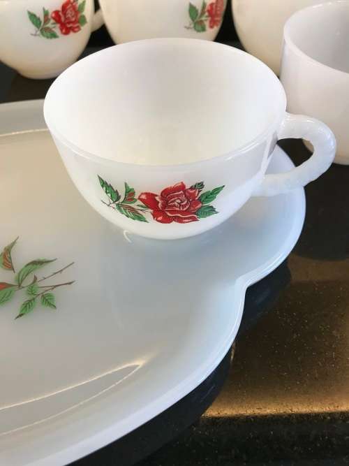 `VINTAGE` FIRE KING ANCHOR GLASS MILK GLASS SNACK TRAYS AND CUPS 12 PIECES, 1950`s RED FLOWER DESIGN