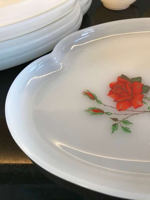 `VINTAGE` FIRE KING ANCHOR GLASS MILK GLASS SNACK TRAYS AND CUPS 12 PIECES, 1950`s RED FLOWER DESIGN