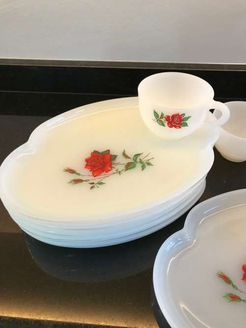`VINTAGE` FIRE KING ANCHOR GLASS MILK GLASS SNACK TRAYS AND CUPS 12 PIECES, 1950`s RED FLOWER DESIGN