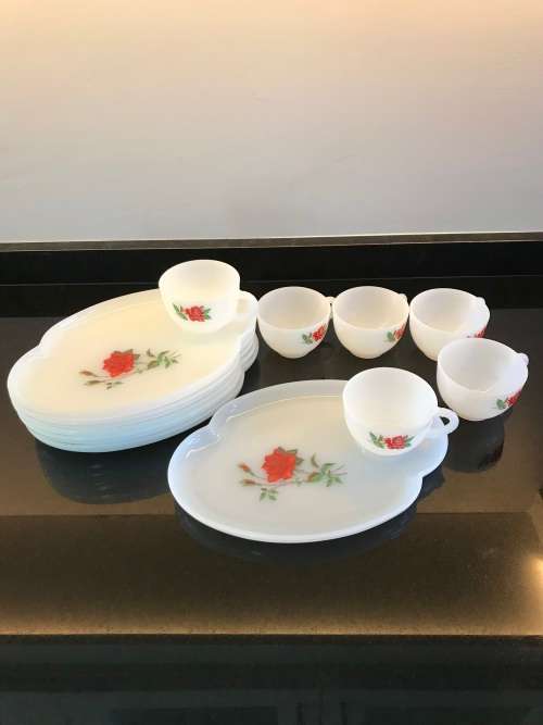 `VINTAGE` FIRE KING ANCHOR GLASS MILK GLASS SNACK TRAYS AND CUPS 12 PIECES, 1950`s RED FLOWER DESIGN