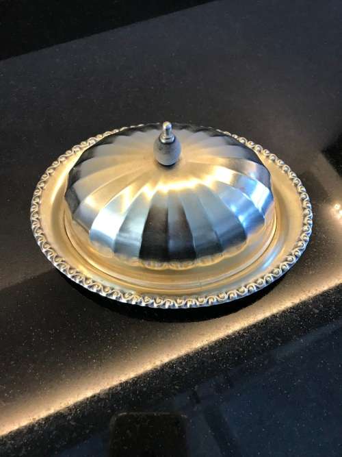 BEAUTIFUL - VINTAGE/ANTIQUE (E.P.N.S. SILVER PLATED OVAL BUTTER DISH WITH BEADED PATTERN)