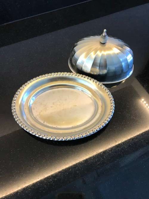 BEAUTIFUL - VINTAGE/ANTIQUE (E.P.N.S. SILVER PLATED OVAL BUTTER DISH WITH BEADED PATTERN)