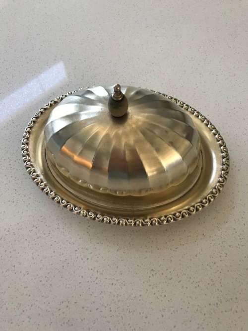 BEAUTIFUL - VINTAGE/ANTIQUE (E.P.N.S. SILVER PLATED OVAL BUTTER DISH WITH BEADED PATTERN)