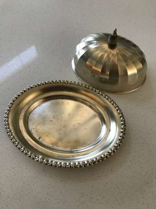 BEAUTIFUL - VINTAGE/ANTIQUE (E.P.N.S. SILVER PLATED OVAL BUTTER DISH WITH BEADED PATTERN)