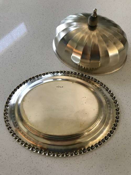 BEAUTIFUL - VINTAGE/ANTIQUE (E.P.N.S. SILVER PLATED OVAL BUTTER DISH WITH BEADED PATTERN)