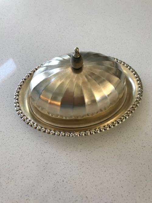 BEAUTIFUL - VINTAGE/ANTIQUE (E.P.N.S. SILVER PLATED OVAL BUTTER DISH WITH BEADED PATTERN)