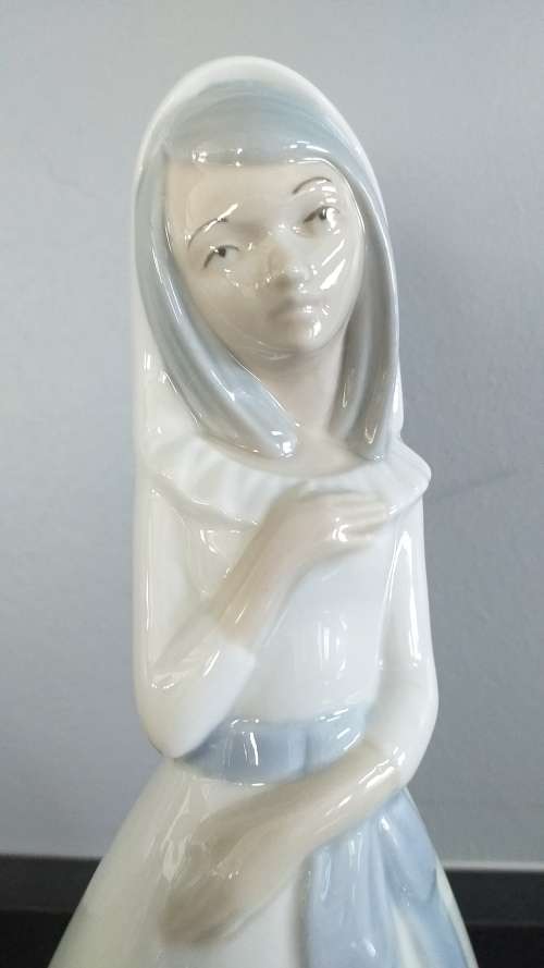 EXTREMELY COLLECTABLE Vintage, Porcelanas Miquel Requena S.A. Figurine, `GIRL IN PENSIVE THOUGHT`