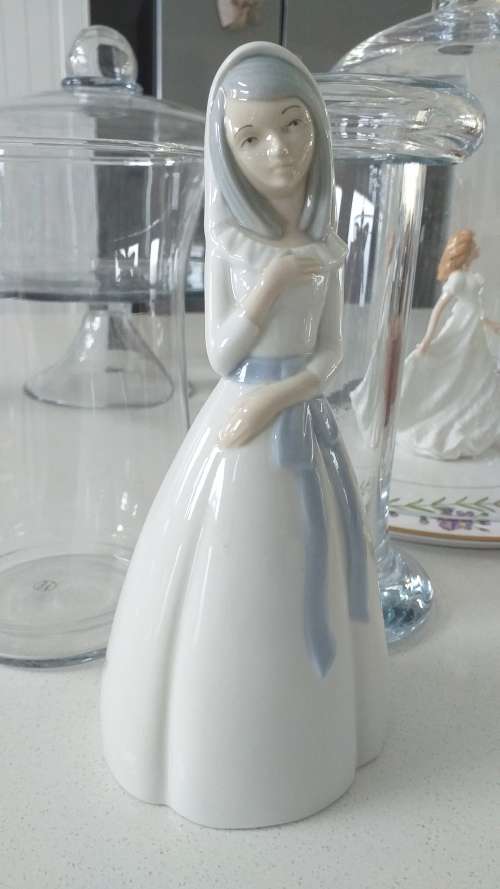 EXTREMELY COLLECTABLE Vintage, Porcelanas Miquel Requena S.A. Figurine, `GIRL IN PENSIVE THOUGHT`
