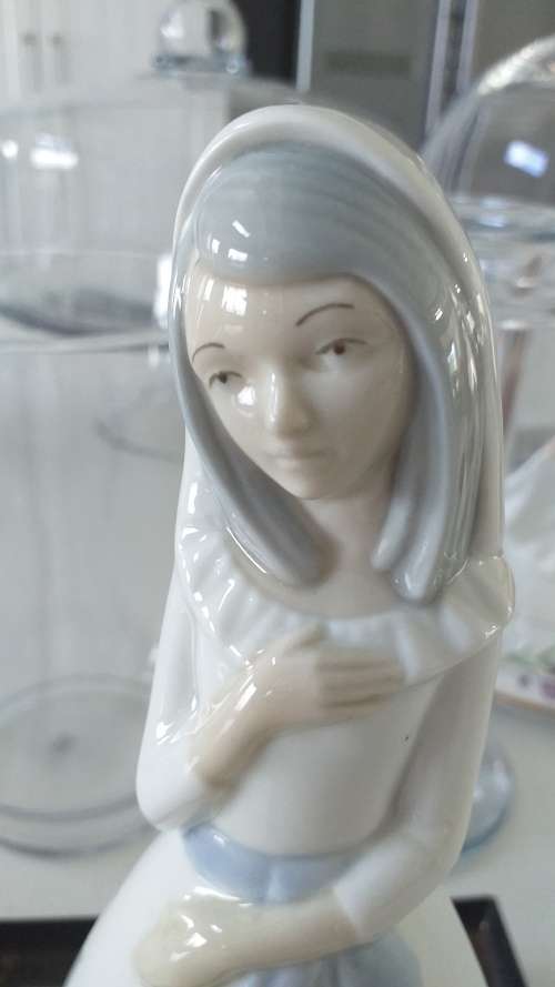 EXTREMELY COLLECTABLE Vintage, Porcelanas Miquel Requena S.A. Figurine, `GIRL IN PENSIVE THOUGHT`