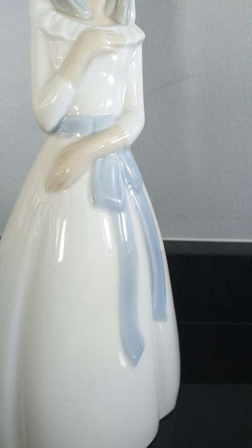 EXTREMELY COLLECTABLE Vintage, Porcelanas Miquel Requena S.A. Figurine, `GIRL IN PENSIVE THOUGHT`