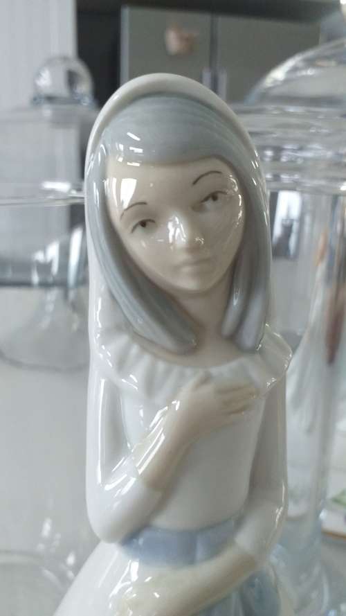 EXTREMELY COLLECTABLE Vintage, Porcelanas Miquel Requena S.A. Figurine, `GIRL IN PENSIVE THOUGHT`