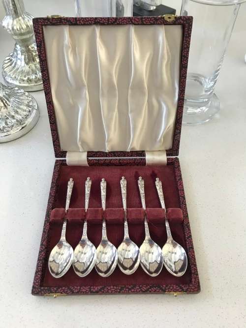 `ANTIQUE` BOXED SET OF 6 EPNS APOSTLE TEASPOONS - MADE IN ENGLAND - 1920s