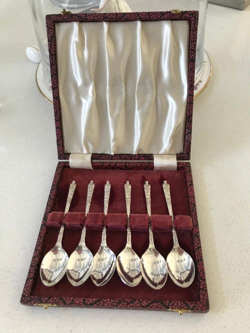 `ANTIQUE` BOXED SET OF 6 EPNS APOSTLE TEASPOONS - MADE IN ENGLAND - 1920s