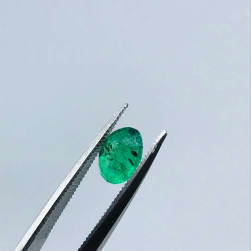 STUNNING 0.99ct Emerald - Beautiful Centre Stone