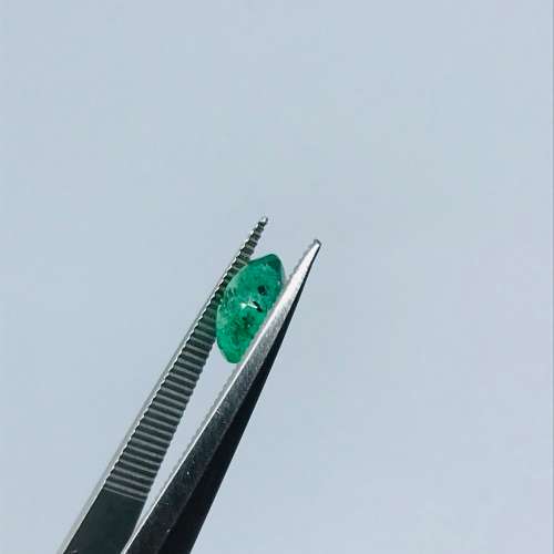 STUNNING 0.99ct Emerald - Beautiful Centre Stone