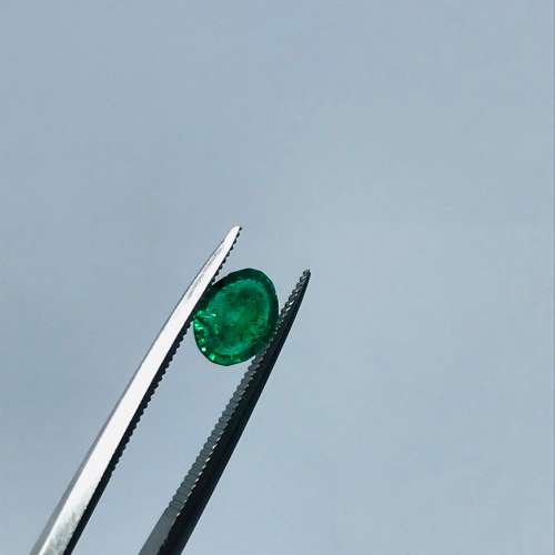 STUNNING 0.99ct Emerald - Beautiful Centre Stone