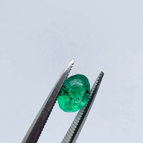 STUNNING 0.99ct Emerald - Beautiful Centre Stone