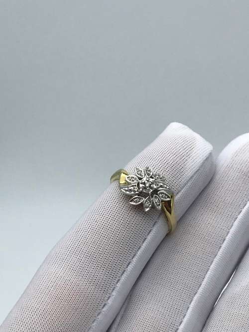 18CT Gold Flower Cluster Ring