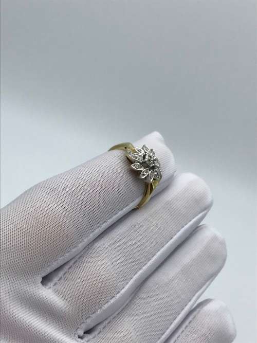 18CT Gold Flower Cluster Ring