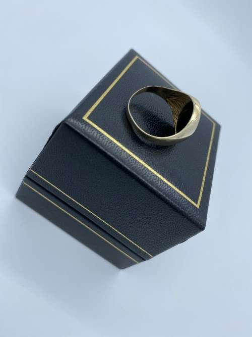 *STUNNING ONYX & GOLD RING* - (RETAIL R9000)