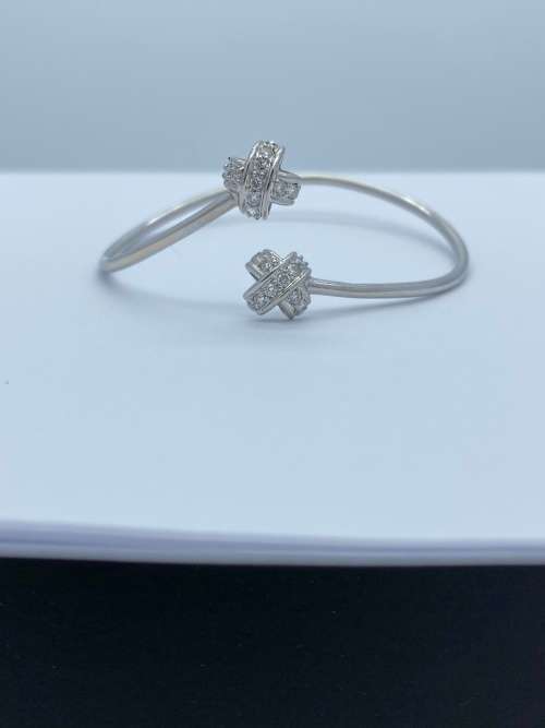 *18CT W/GOLD DIAMOND BANGLE* BEAUTIFUL GIFT FOR ANYONE - RETAIL R20000